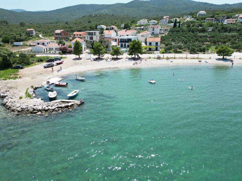 Uvala s plažom i čamcima