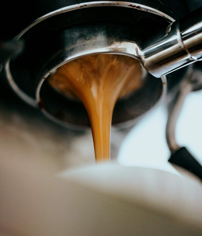 Espresso se toči iz portafiltera u čašu