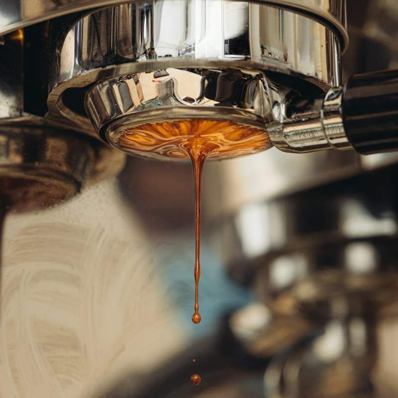 Espresso kaplje iz aparata