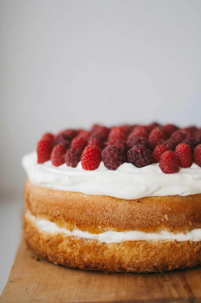 Torta s bijelom kremom i malinama