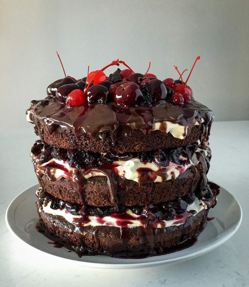Čokoladna torta s višnjama i šlagom