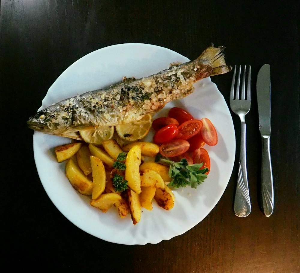 Pastrmka na žaru s krompirom i paradajzom