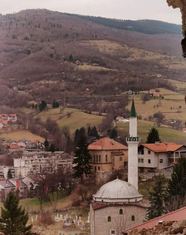 Pogled na Travnik i brda iznad grada sa zidina Starog grada